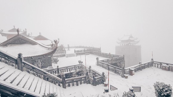 Snow, ice fully cover on top of Fansipan mountain ảnh 7