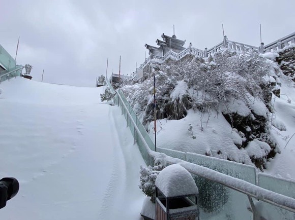 Snow, ice fully cover on top of Fansipan mountain ảnh 9