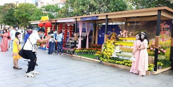 Nguyen Hue Flower Street 2021 opens one more day ảnh 1