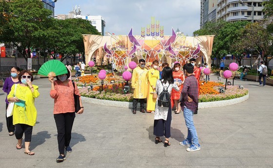Nguyen Hue Flower Street 2021 opens one more day ảnh 2