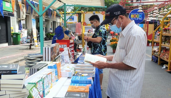 Nguyen Hue Flower Street 2021 opens one more day ảnh 4