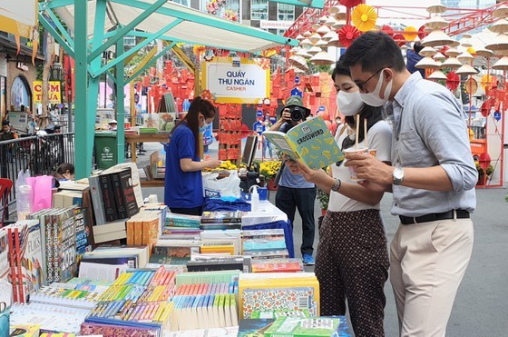 Nguyen Hue Flower Street 2021 opens one more day ảnh 5