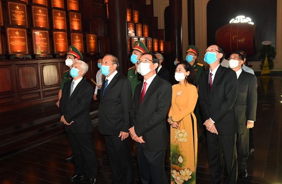 Senior leaders offer incenses at Sai Gon-Cho Lon-Gia Dinh Revolution Complex ảnh 3