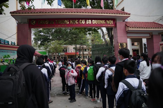 More than 2 million students come back to schools in Hanoi  ảnh 1