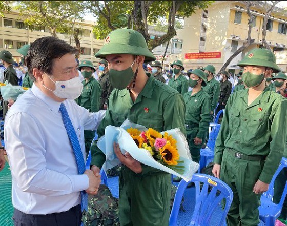 Nearly 5,000 youths of HCMC enter military service  ảnh 2