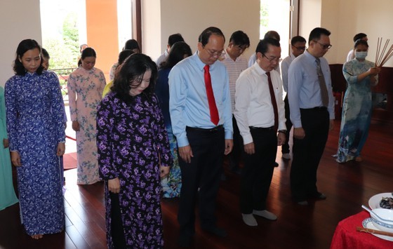 City leaders offer incenses to commemorate 41 years of death of Uncle Ton ảnh 2