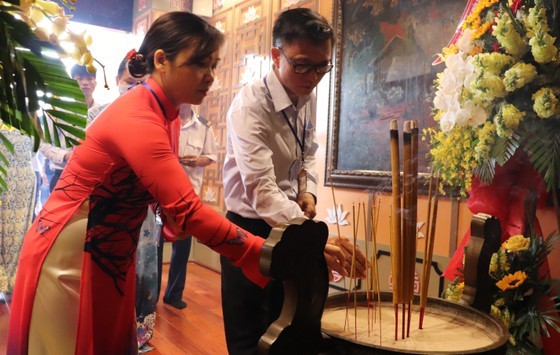 City leaders offer incenses to commemorate 41 years of death of Uncle Ton ảnh 3