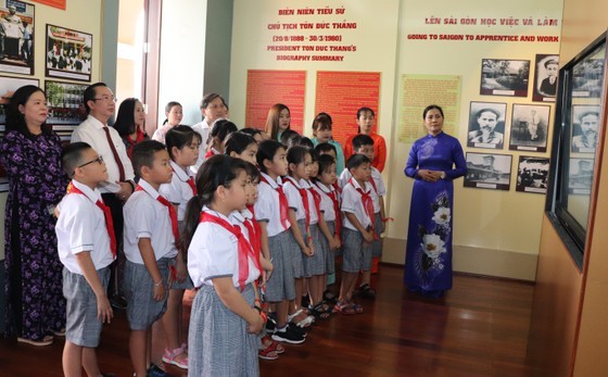 City leaders offer incenses to commemorate 41 years of death of Uncle Ton ảnh 4