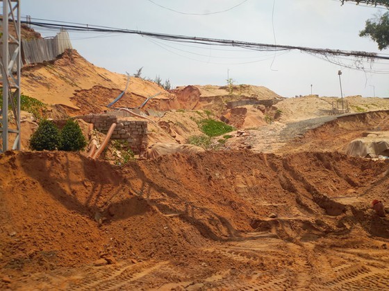 Sand dunes flood into Mui Ne national tourist site  ảnh 1