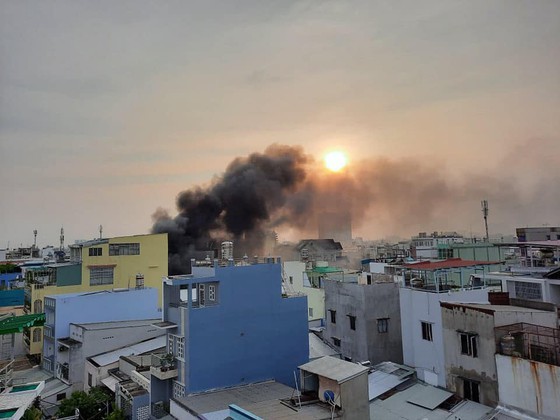 8 people found dead after huge fire in District 11  ảnh 1