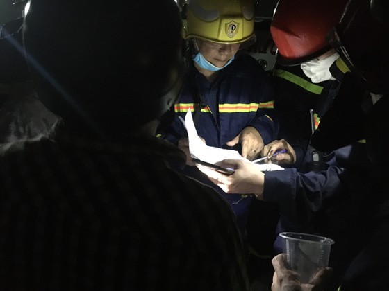 8 people found dead after huge fire in District 11  ảnh 3