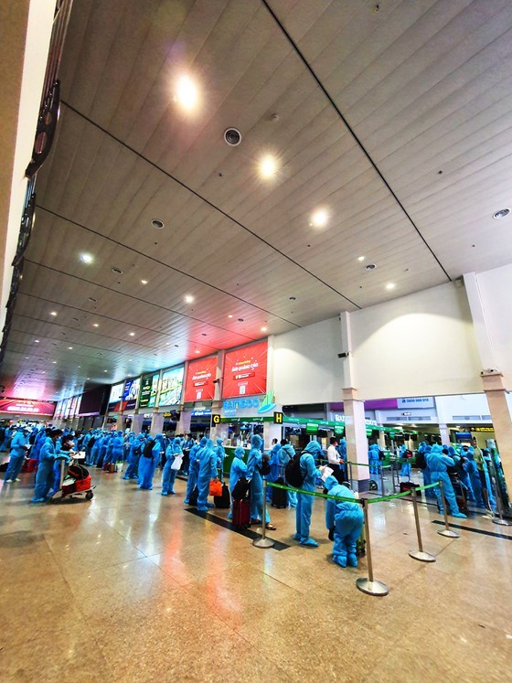 First flight carries 197 returners from Ho Chi Minh City to Binh Dinh   ảnh 4