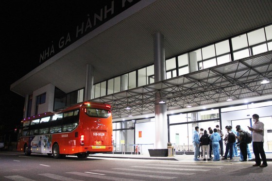 First flight carries 197 returners from Ho Chi Minh City to Binh Dinh   ảnh 3