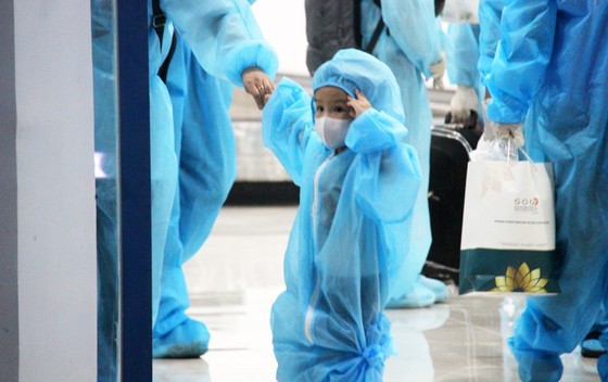 First flight carries 197 returners from Ho Chi Minh City to Binh Dinh   ảnh 6