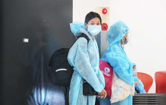 First flight carries 197 returners from Ho Chi Minh City to Binh Dinh   ảnh 8