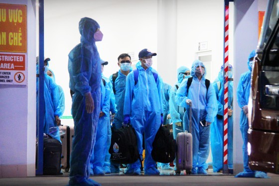 First flight carries 197 returners from Ho Chi Minh City to Binh Dinh   ảnh 10