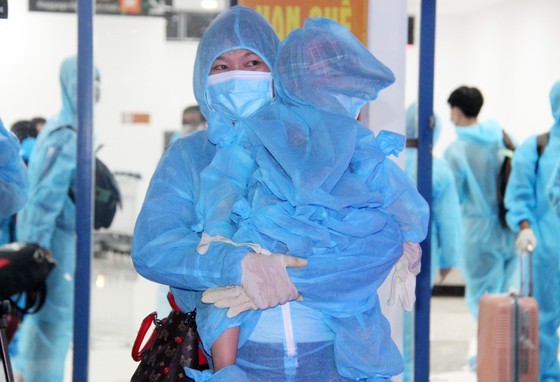 First flight carries 197 returners from Ho Chi Minh City to Binh Dinh   ảnh 12