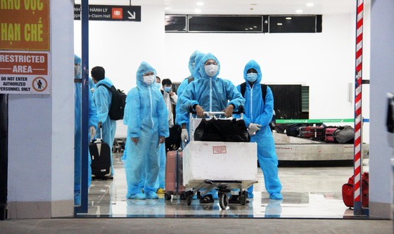 First flight carries 197 returners from Ho Chi Minh City to Binh Dinh   ảnh 15