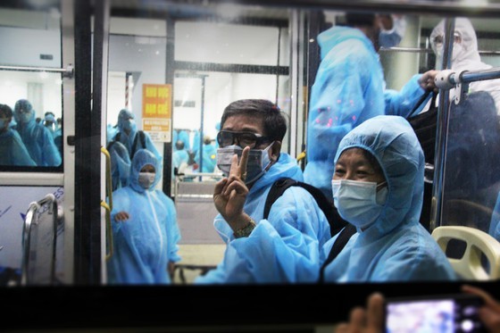 First flight carries 197 returners from Ho Chi Minh City to Binh Dinh   ảnh 14