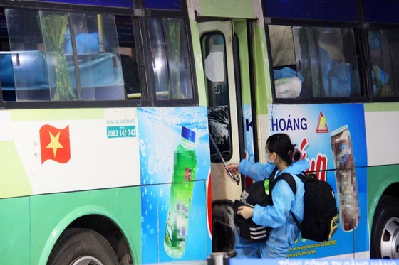 First flight carries 197 returners from Ho Chi Minh City to Binh Dinh   ảnh 13