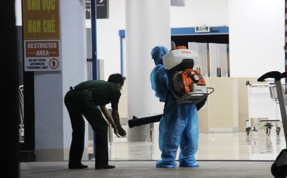 First flight carries 197 returners from Ho Chi Minh City to Binh Dinh   ảnh 18