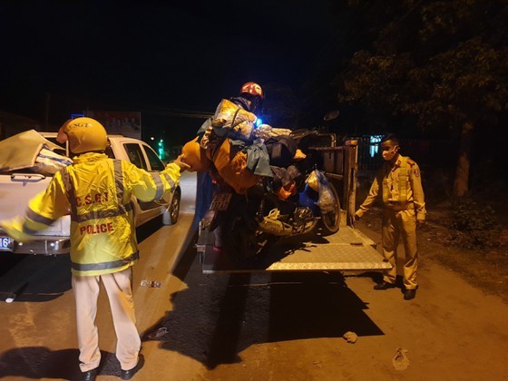 Police overnight guide motorbikes from HCMC to travel through Hai Van Pass ảnh 4