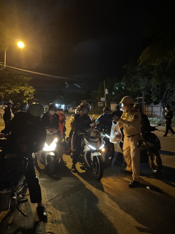 Police overnight guide motorbikes from HCMC to travel through Hai Van Pass ảnh 6