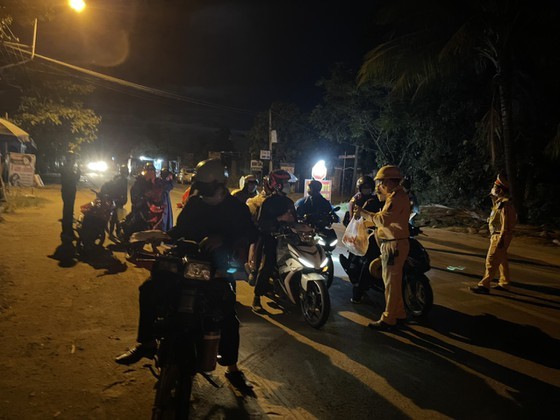 Police overnight guide motorbikes from HCMC to travel through Hai Van Pass ảnh 5