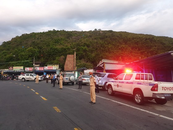 Police overnight guide motorbikes from HCMC to travel through Hai Van Pass ảnh 1