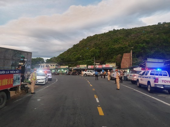 Police overnight guide motorbikes from HCMC to travel through Hai Van Pass ảnh 2