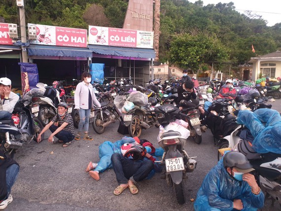 Police overnight guide motorbikes from HCMC to travel through Hai Van Pass ảnh 3
