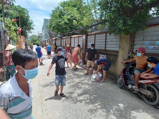 Eggs, dragon fruits, rice, chicken transported to rental houses in HCMC ảnh 6
