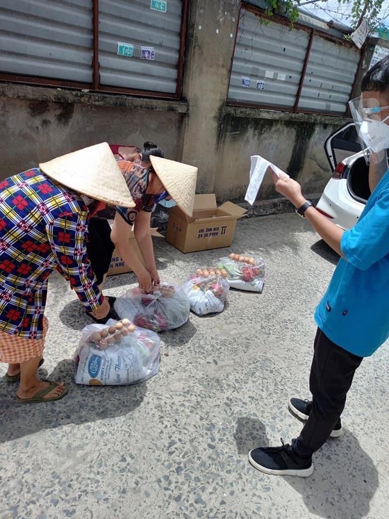 Eggs, dragon fruits, rice, chicken transported to rental houses in HCMC ảnh 5