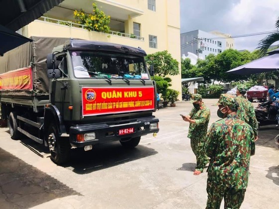 Eggs, dragon fruits, rice, chicken transported to rental houses in HCMC ảnh 3