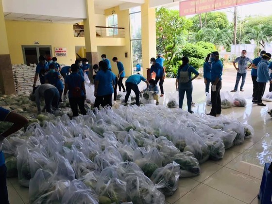 Eggs, dragon fruits, rice, chicken transported to rental houses in HCMC ảnh 7