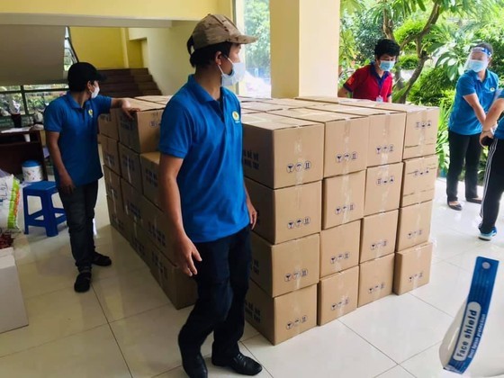 Eggs, dragon fruits, rice, chicken transported to rental houses in HCMC ảnh 4