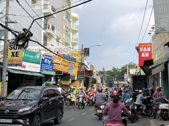 HCMC residents crowd supermarkets, pharmacies rushing to stockpile goods ảnh 4