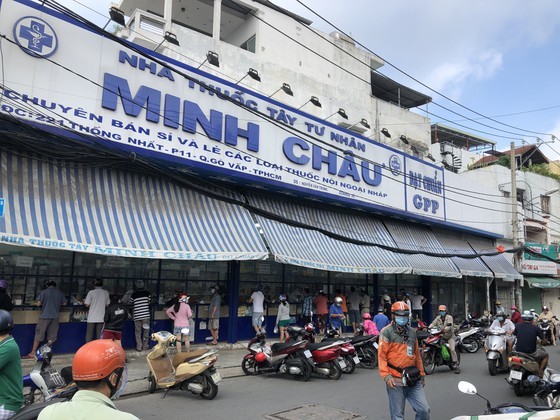 HCMC residents crowd supermarkets, pharmacies rushing to stockpile goods ảnh 7