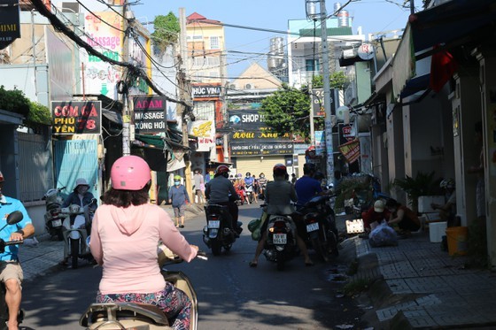 HCMC residents crowd supermarkets, pharmacies rushing to stockpile goods ảnh 6