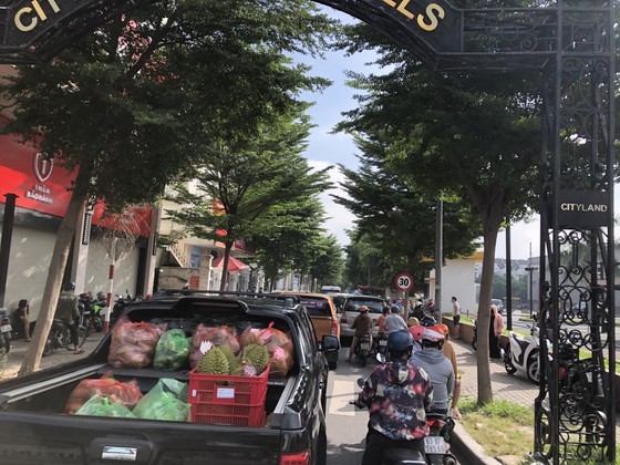 HCMC residents crowd supermarkets, pharmacies rushing to stockpile goods ảnh 9