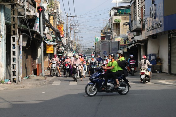 HCMC residents crowd supermarkets, pharmacies rushing to stockpile goods ảnh 10