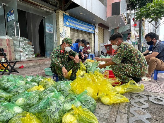 Military officers on first day of tighter social distancing order in HCMC ảnh 5
