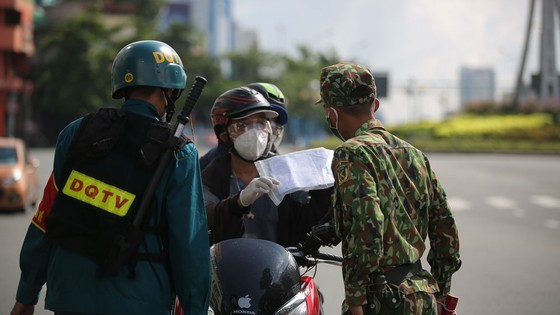 Military officers on first day of tighter social distancing order in HCMC ảnh 1