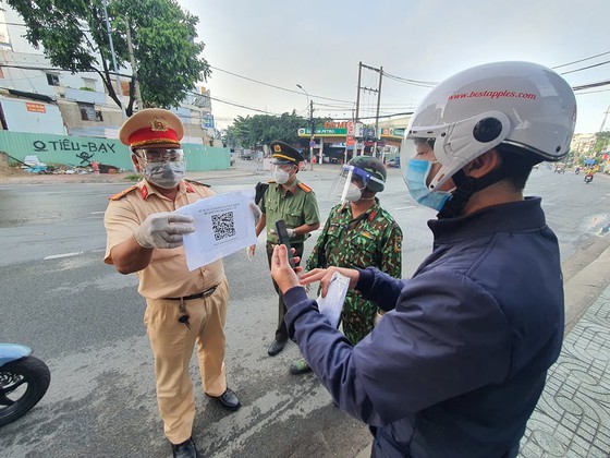 HCMC reapplies inter-district movement declaration ảnh 1