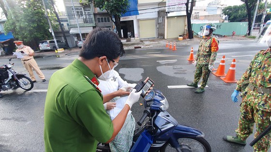 HCMC reapplies inter-district movement declaration ảnh 2