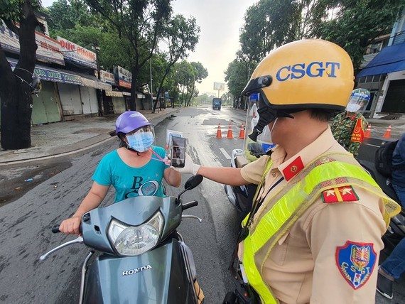 HCMC reapplies inter-district movement declaration ảnh 3
