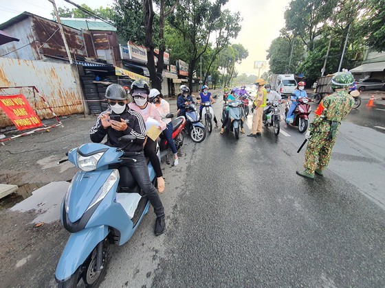 HCMC reapplies inter-district movement declaration ảnh 4