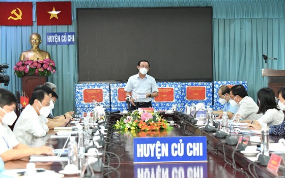 HCMC residents prepare to live with Covid-19 under new-normal state ảnh 3