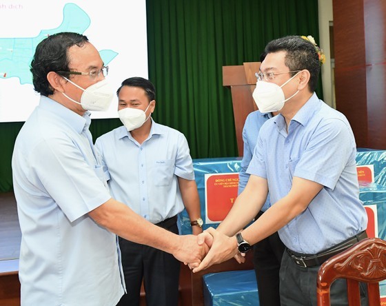 HCMC residents prepare to live with Covid-19 under new-normal state ảnh 7