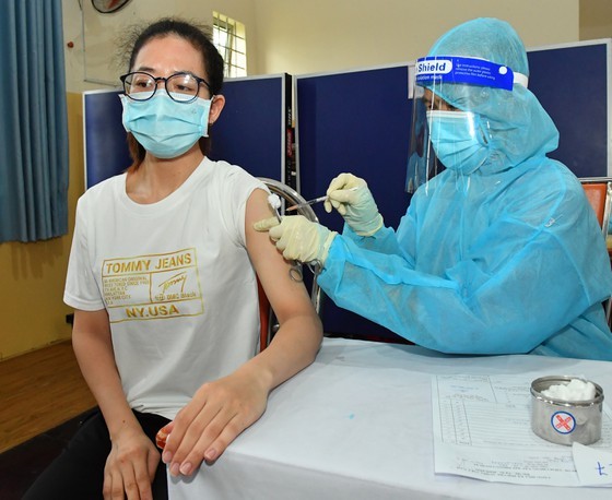 HCMC residents prepare to live with Covid-19 under new-normal state ảnh 8